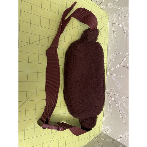 Reebok Commander Maroon Sherpa Fanny Pack Adjustable Waist - Picture 12 of 12